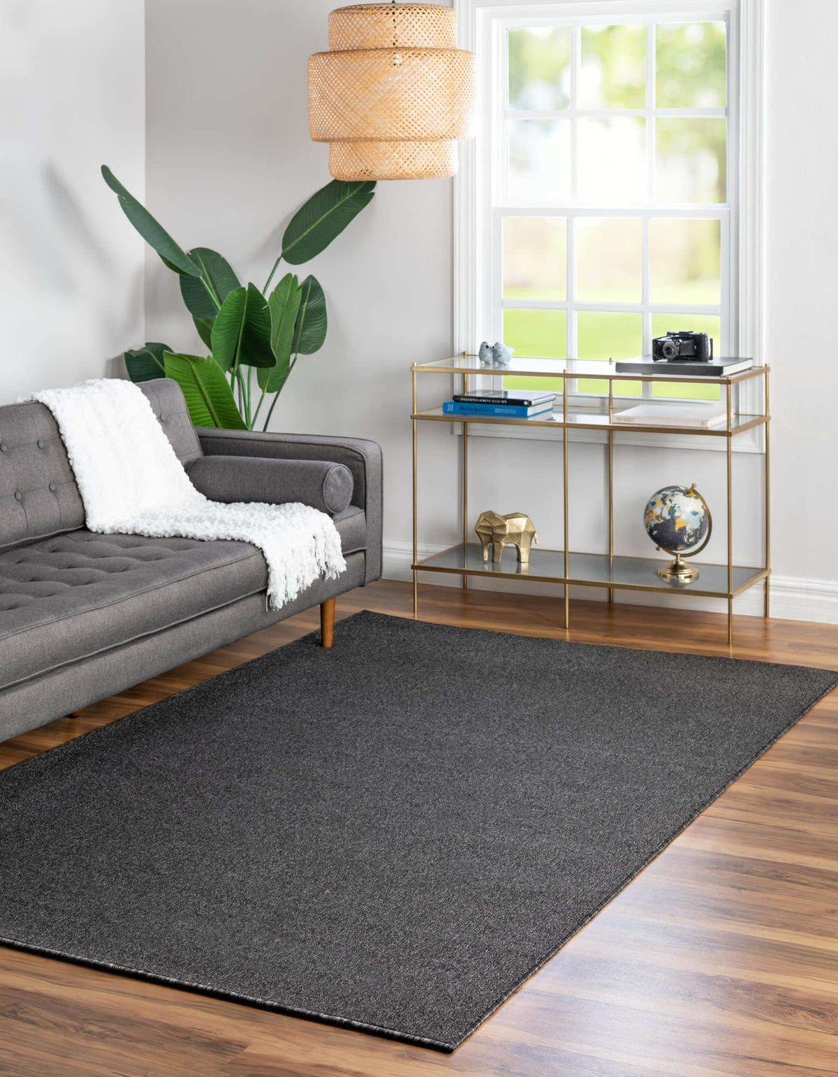 Rechteck Teppich Everyday Solid in Holzkohle von Hadorn™ - Lifestyle Image
