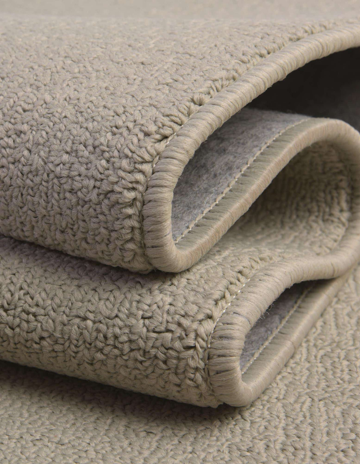 Rechteck Teppich Everyday Solid in Hellgrau von Hadorn™ - Lifestyle Image