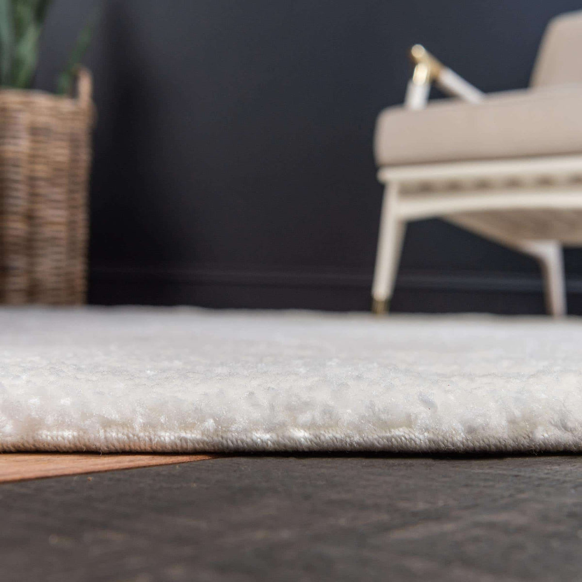 Rund Teppich Solid Frieze in Weiss von Hadorn™ - Lifestyle Image