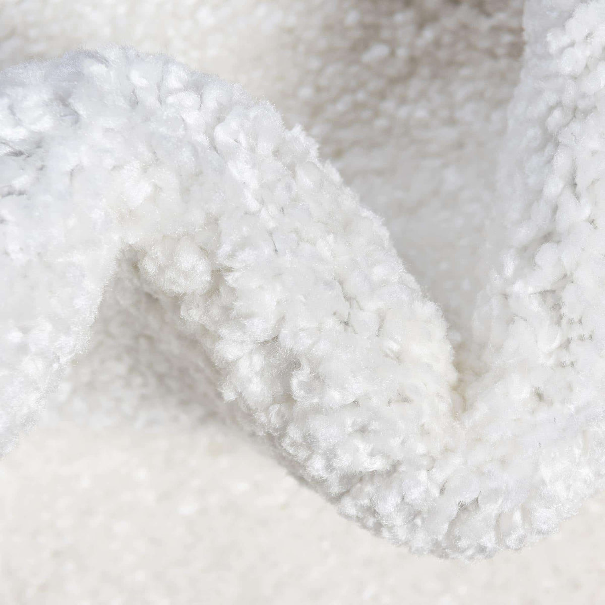 Rund Teppich Solid Frieze in Weiss von Hadorn™ - Lifestyle Image