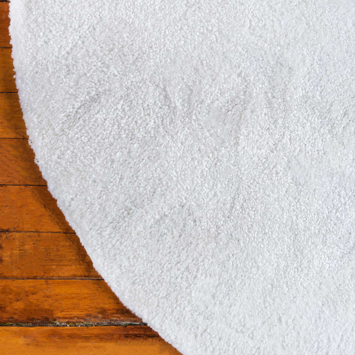 Rund Teppich Solid Frieze in Weiss von Hadorn™ - Lifestyle Image