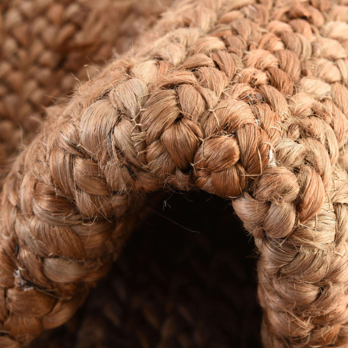 Rund Teppich Braided Jute Luxe in Natürlich von Hadorn™ - Lifestyle Image