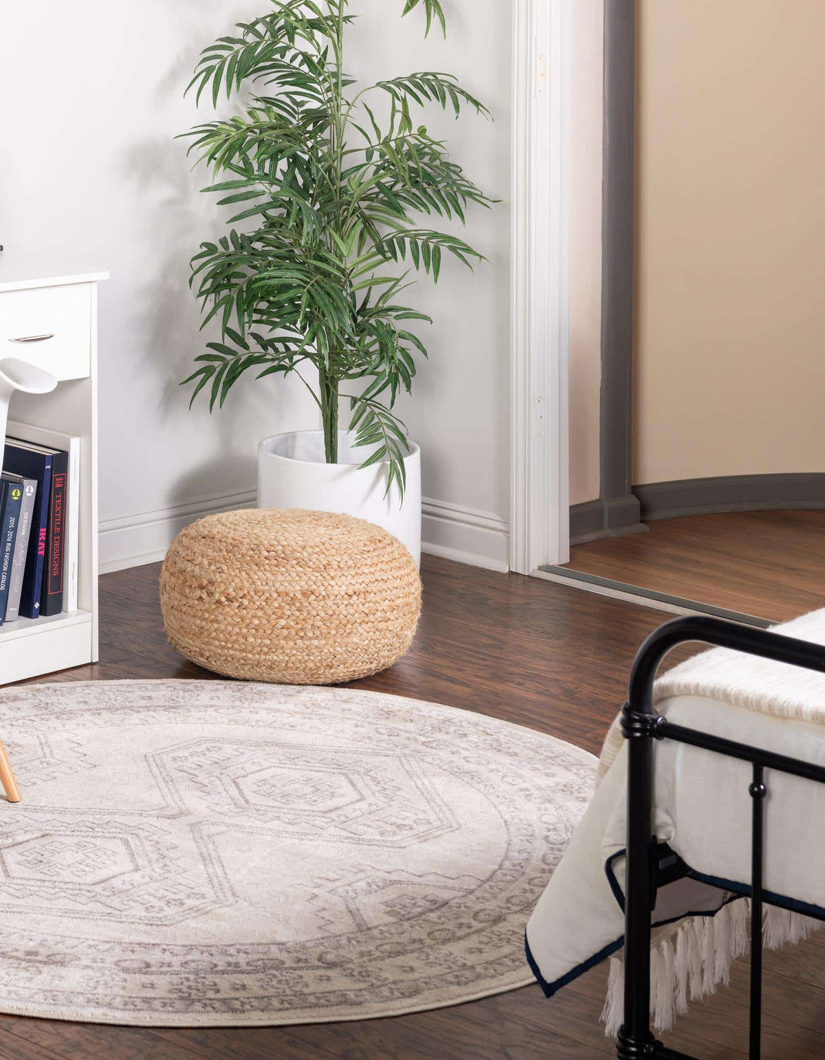 Rund Teppich Charlotte in Beige von Hadorn™ - Lifestyle Image