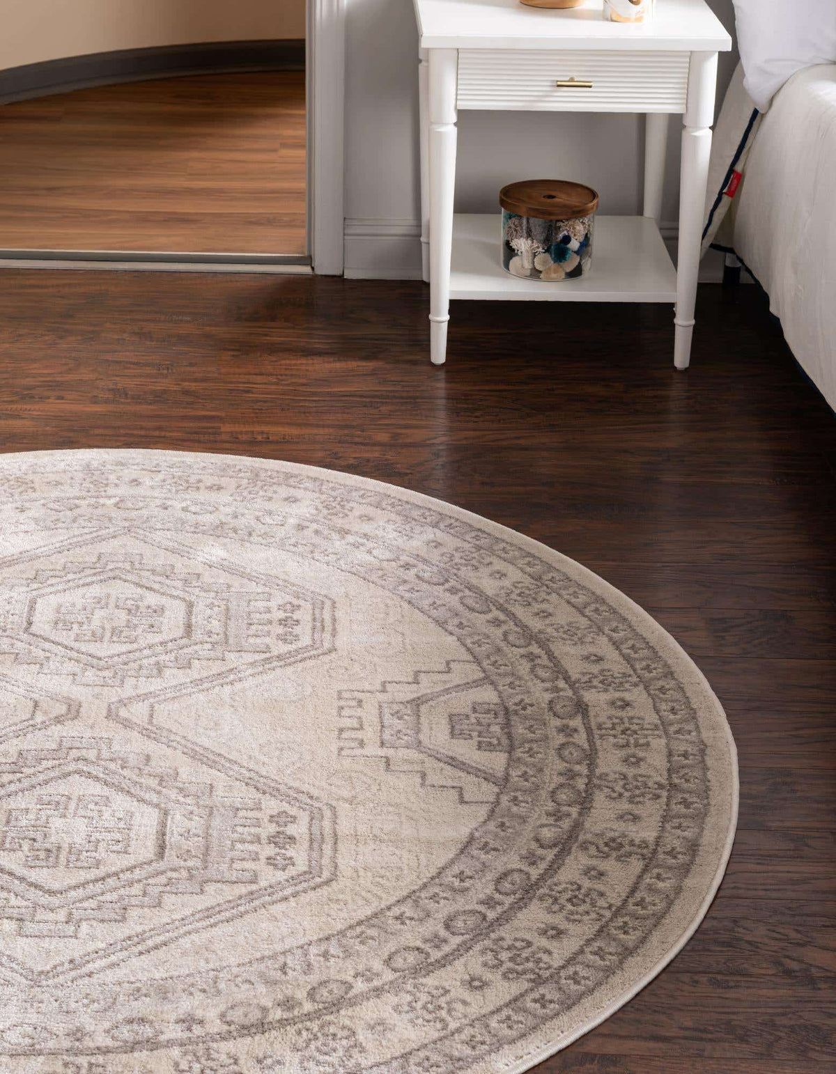 Rund Teppich Charlotte in Beige von Hadorn™ - Lifestyle Image